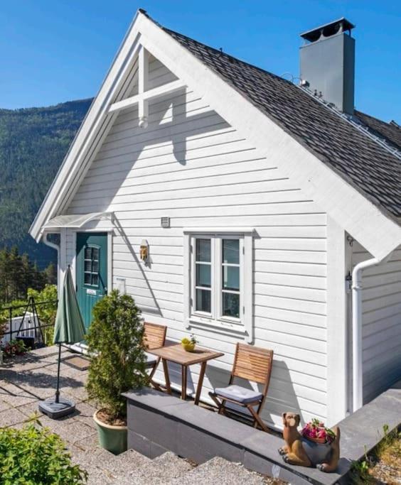 Nydelig Lite Hus Med Egen Vedfyrt Baksteovn. Villa Kaupanger Exterior photo